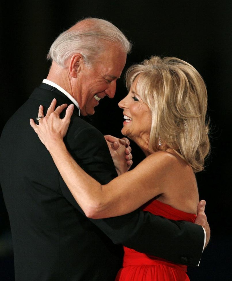 Những khoảnh khắc đáng nhớ của Phó Tổng thống Mỹ Biden - 1
Phó Tổng thống Joe Biden và phu nhân Jill Biden, nhảy cùng nhau trong dạ hội khiêu vũ ở Washington ngày 20/1/2009.