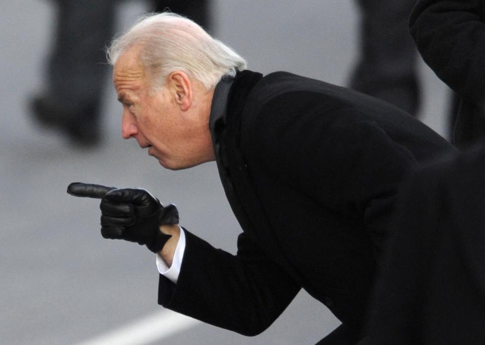 Những khoảnh khắc đáng nhớ của Phó Tổng thống Mỹ Biden - 3 Một khoảnh khắc lạ của Phó Tổng thống Mỹ trong lễ diễu hành nhậm chức của Tổng thống Obama ngày 20/1/2009 sau khi ứng viên tổng thống đảng Dân chủ Obama giành chiến thắng trong cuộc bầu cử tổng thống cách đây 8 năm.