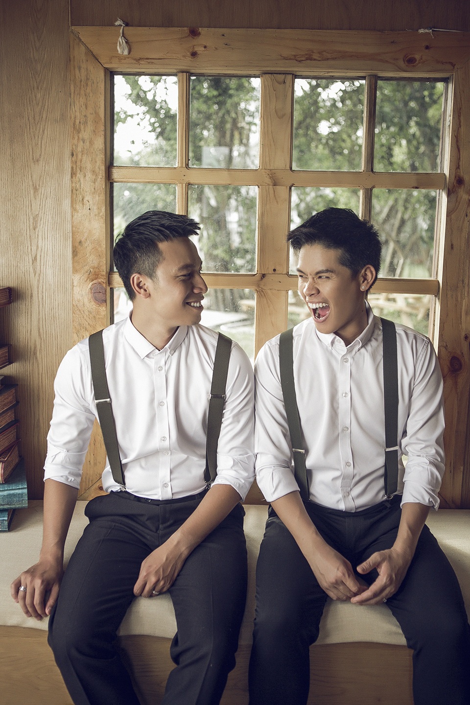 Trong mắt John Huy, người yêu anh là một người rất thông minh, là tuýp người gắn bó với gia đình, rất lãng mạn, hài hước và rất giống anh ở khoản “điên”.