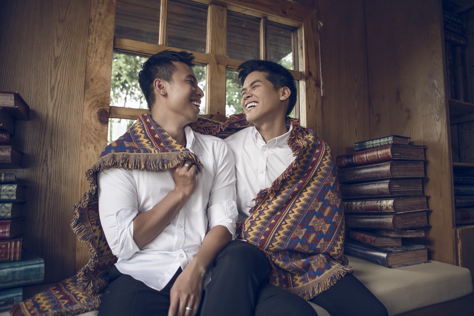 John Huy và bạn trai dọn về sống chung sau 10 năm hẹn hò - 9