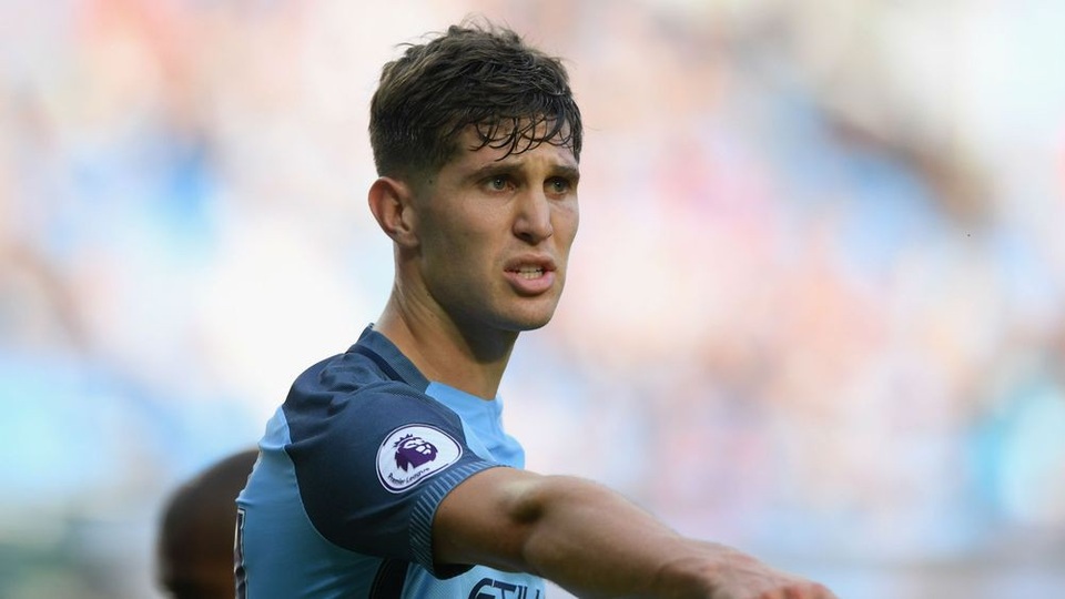 Mùa Hè 2016, Pep Guardiola đã chiêu mộ John Stones với giá 47,5 triệu bảng từ Everton. Sau mùa giải đầu tiên gây thất vọng, John Stones đã thi đấu ổn định hơn ở mùa này và là chốt chặn tin cậy của Man City.