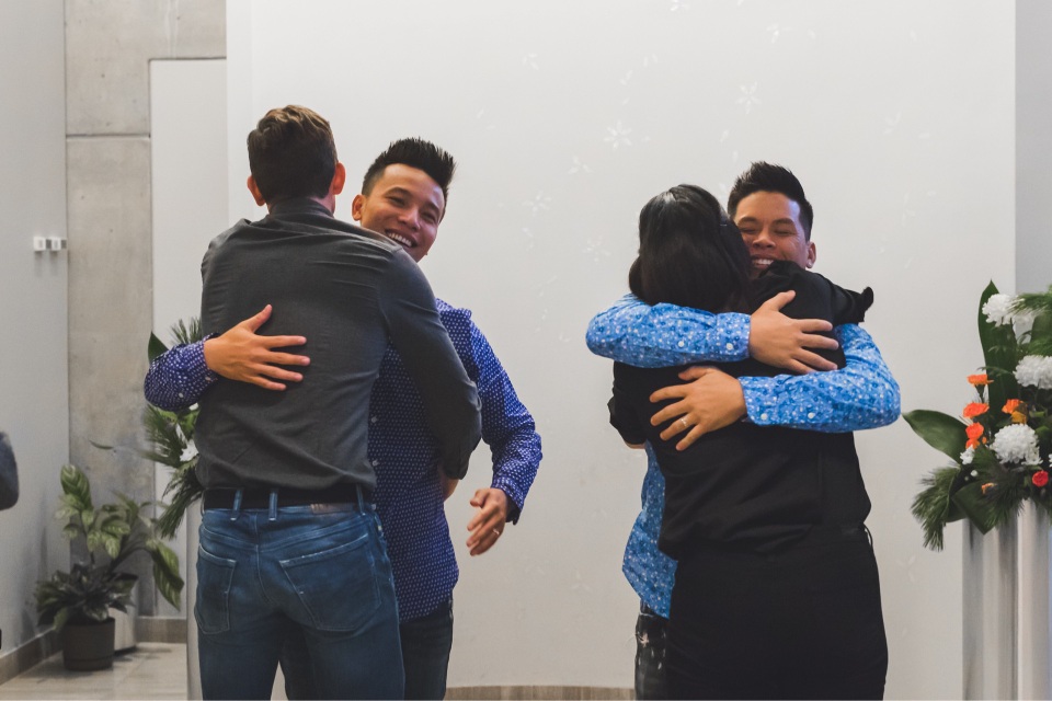 John Huy Trần kết hôn cùng bạn trai tại Canada - 8 John Huy và Nhiệm Huỳnh đều không giấu được sự xúc động trong ánh mắt khi chính thức được công nhận là bạn đời của nhau mãi mãi.