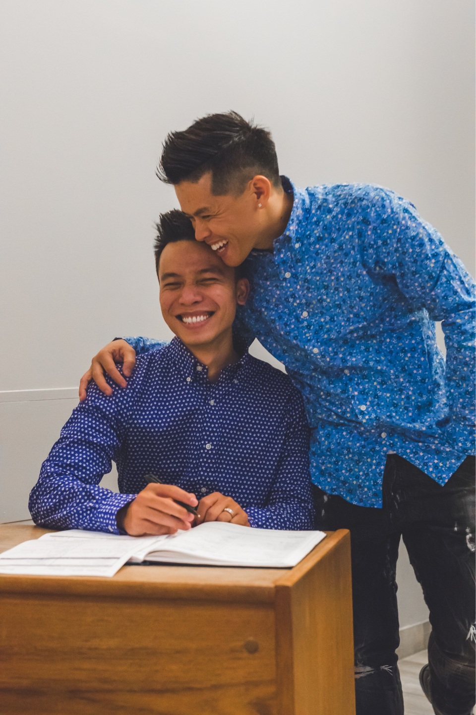 John Huy Trần kết hôn cùng bạn trai tại Canada - 2 Với cặp đôi John Huy và Nhiệm Huỳnh, lần đăng ký kết hôn này có ý nghĩa vô cùng quan trọng, đánh dấu cuộc hôn nhân của cả hai được luật pháp công nhận.