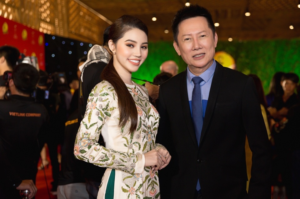 Không chỉ thế, Jolie còn có cơ hội chào hỏi ngài Nawat Itsaragrisil - Chủ tịch tổ chức Miss Grand International.