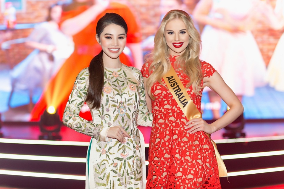 Người đẹp cũng tranh thủ giới thiệu đến bạn mới những địa danh nổi tiếng ở TPHCM để cả hai cùng đi thăm quan nếu có dịp.