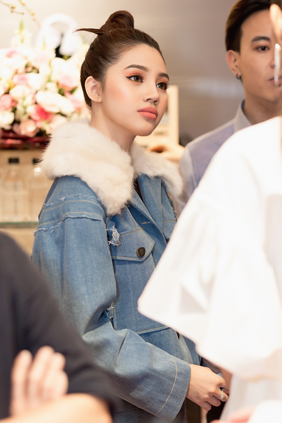 Jolie còn gặp gỡ những người chị thân quen như người mẫu Trần Hiền, người mẫu Thuỳ Dương - Á quân Next Top 2017,... Trước khi ra về, người đẹp 20 tuổi cũng tranh thủ lựa chọn những trang phục, phụ kiện phù hợp cho bản thân. Vốn là người đam mê thời trang, Jolie khá kỹ tính mỗi lần xuất hiện trước công chúng. Vì thế, cô luôn muốn mang đến những phong cách thời thượng, sành điệu nhưng phải tôn lên vóc dáng ngườu mặc và phù hợp tính chất sự kiện.