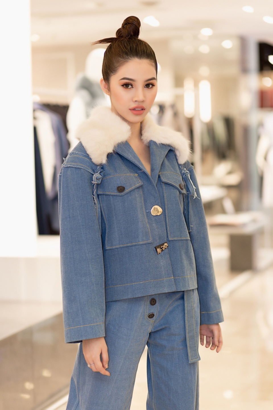 Hoa hậu Jolie Nguyễn khoe phong cách thời trang cá tính và nổi bật với bộ cánh denim được phối lông trắng. Để hoàn thiện vẻ ngoài, Jolie chọn mái tóc búi cao và tông trang điểm nhấn vào đôi môi căng tròn, thêm phần cuốn hút.