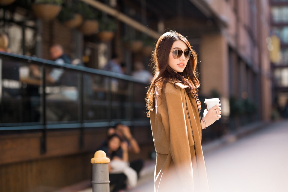 Tổng thể thêm phần ấn tượng với mắt kính to bản.