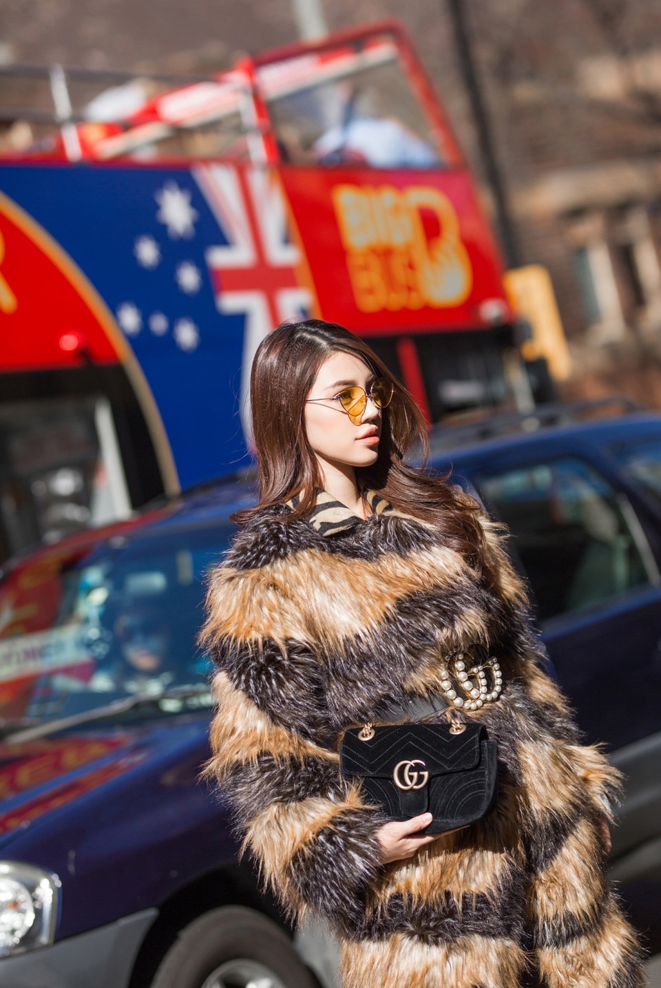 Phụ kiện như: túi, mắt kính, giày được phối đồng điệu với trang phục theo hai tông màu chủ đạo, đen và vàng kim.