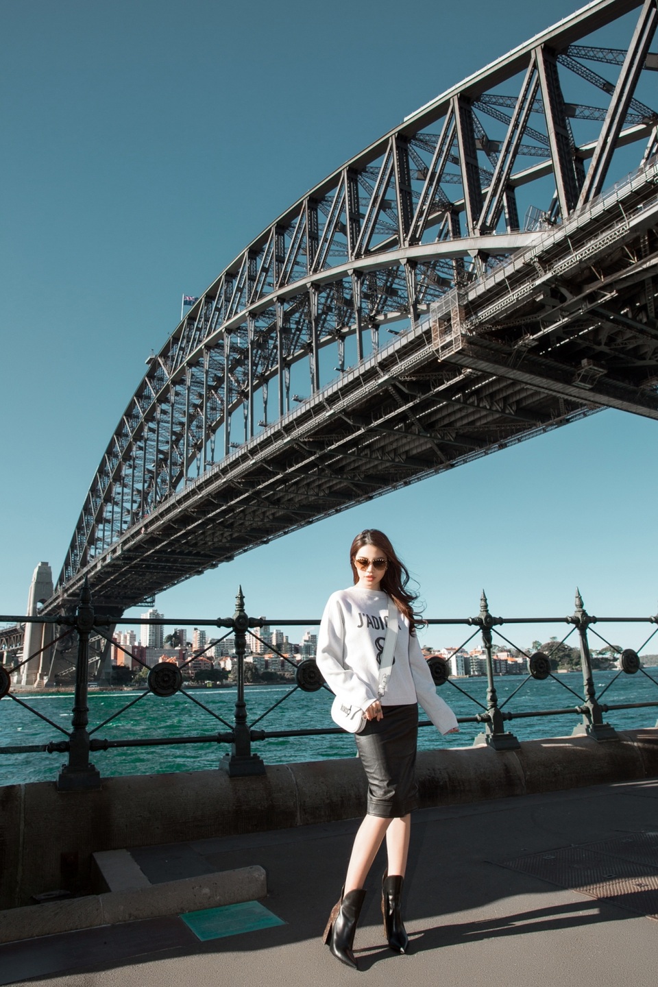 Đôi boots có thiêt kế lạ mắt tiếp tục được Jolie Nguyễn biến hoá với chân váy da kết hợp áo hoodie màu trắng trẻ trung.