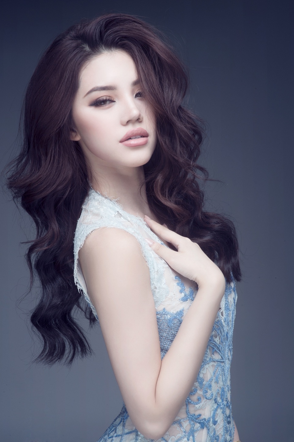 Hoa hậu Thế giới người Việt lấp ló khoe vòng 1 quyến rũ - 2 Hoa hậu Thế giới người Việt lấp ló khoe vòng 1 quyến rũ - 2