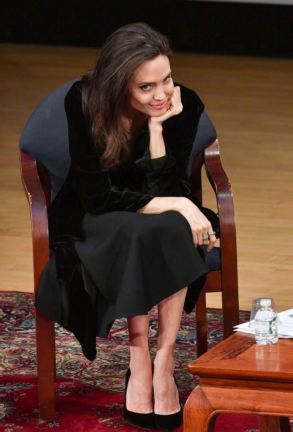 Lộ đầy vết chân chim, Angelina Jolie vẫn đẹp rạng ngời - 5
Angelina Jolie hiện đang sống cùng 6 đứa con. Cô và Brad Pitt vẫn chưa hoàn tất thủ tục ly dị kể từ khi cô đệ đơn xin được chia tay với Brad Pitt vào tháng 9 năm ngoái.