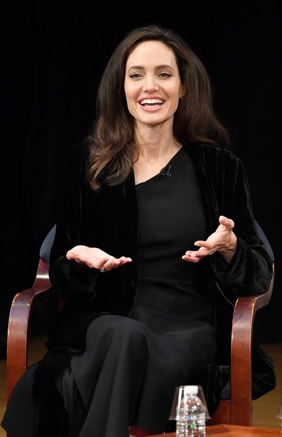 Lộ đầy vết chân chim, Angelina Jolie vẫn đẹp rạng ngời - 3
Angelina Jolie chia sẻ về bộ phim mà cô làm đạo diễn First They Killed My Father. Bộ phim sản xuất năm 2017 của Angelina Jolie đã nhận được đề cử Quả cầu vàng dành cho phim nhựa nói tiếng nước ngoài hay nhất. Giải thưởng này sẽ được công bố và trao vào đầu năm 2018.