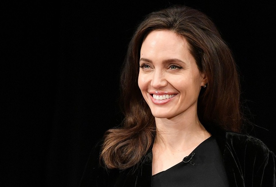 Lộ đầy vết chân chim, Angelina Jolie vẫn đẹp rạng ngời - 4
Angelina Jolie hào hứng khi kể về quá trình thực hiện bộ phim First They Killed My Father. Bộ phim được quay tại Campuchia vào năm 2016-2017.