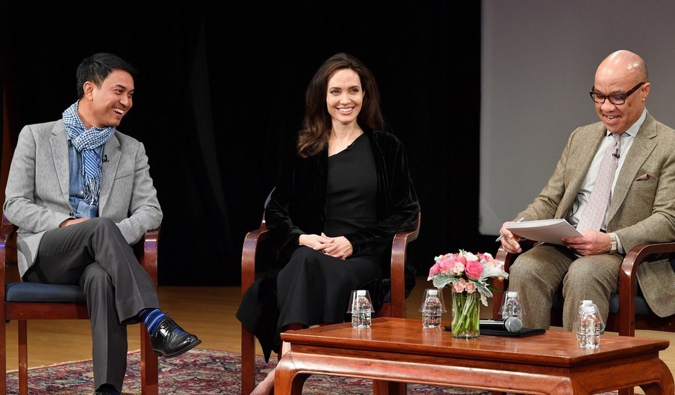 Lộ đầy vết chân chim, Angelina Jolie vẫn đẹp rạng ngời - 9
Ngôi sao 42 tuổi cười tươi suốt buổi trò chuyện.