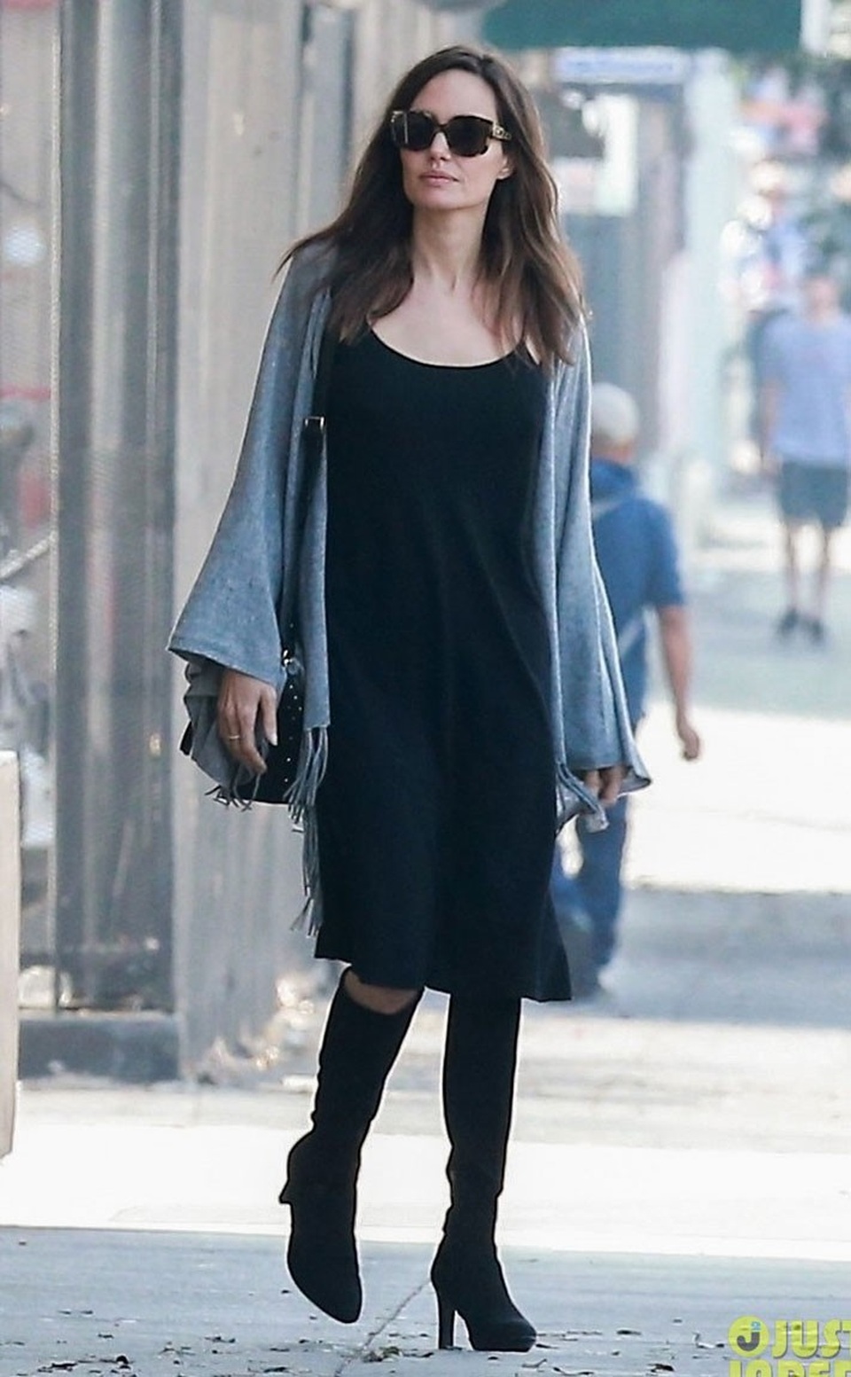 
Ngôi sao từng là biểu tượng gợi cảm của Hollywood giờ gầy guộc và bệnh tật nhưng vẫn luôn vui vẻ, lạc quan và theo đuổi những điều mình đam mê.
