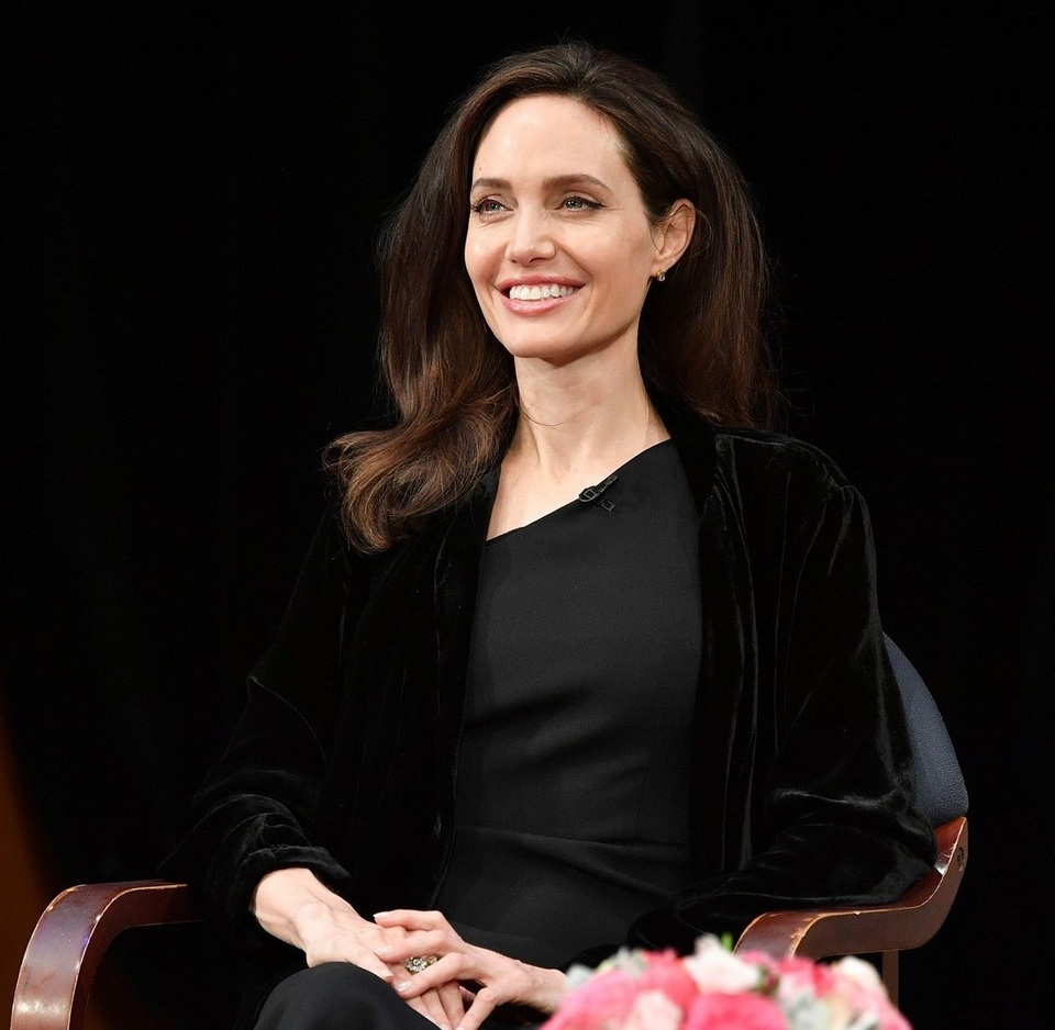 Lộ đầy vết chân chim, Angelina Jolie vẫn đẹp rạng ngời - 7
Angelina Jolie đã trải qua hai cuộc phẫu thuật, cắt bỏ tuyến vú và cắt bỏ buồng trứng vào năm 2013 và 2015. Năm 2016 và 2017, cô gặp nhiều vấn đề về sức khỏe. Cô bị liệt nửa cơ mặt và ngày càng gầy gò. Tuy nhiên, xuất hiện trước công chúng, Angelina Jolie vẫn luôn cuốn hút.
