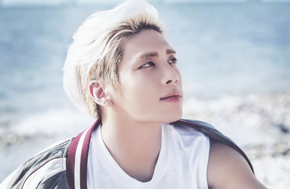 Sao và fan Hàn không cầm được nước mắt trong lễ tưởng nhớ thành viên nhóm Shinee - 9
Jong Hyun thuộc sự quản lý của công ty SM Entertainment. Anh là thành viên của nhóm Shinee trước khi phát triển sự nghiệp solo và đã phát hành một số album cá nhân. Sự ra đi đột ngột của Jong Hyun đã khiến SM Entertainment quyết định tạm hoãn hoạt động của tập đoàn này trong những tháng cuối năm để tưởng nhớ ngôi sao đoản mệnh.