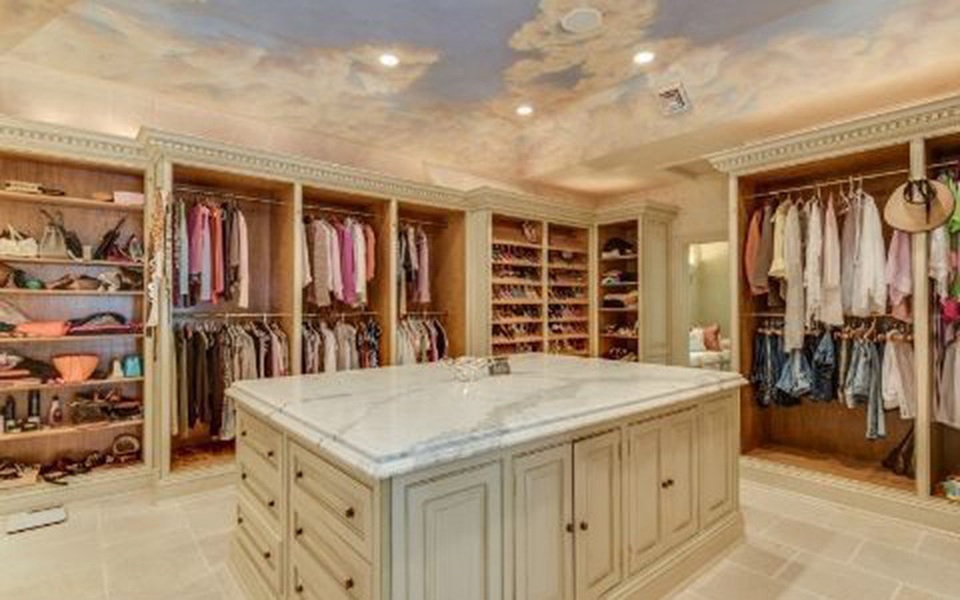 Phòng thay đồ chứa cả một bộ sưu tập quần áo, giầy dép