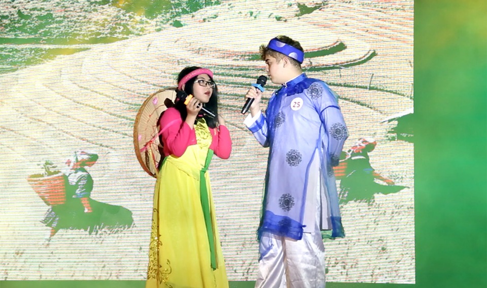 
Mặc dù nói tiếng Việt chưa thạo, nhưng José Hernandez Ricardo vẫn rất cố gắng để thể hiện ca khúc dân ca quan họ Bắc Ninh trên sân khấu đêm chung kết.
