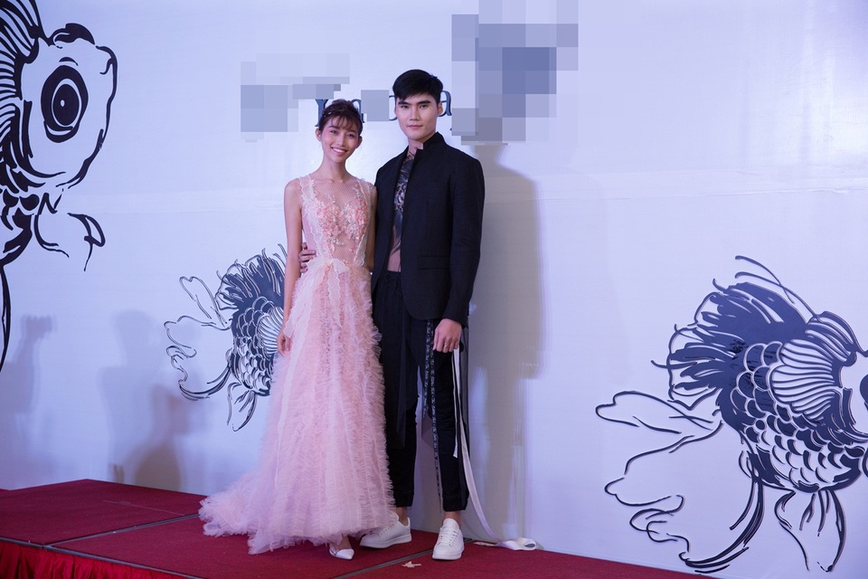 Cặp đôi đẹp của làng mẫu - Quang Hùng và Chế Nguyễn Quỳnh Châu cùng sánh bước bên nhau. Cả hai cũng là những người mẫu tham gia trình diễn trong chương trình.