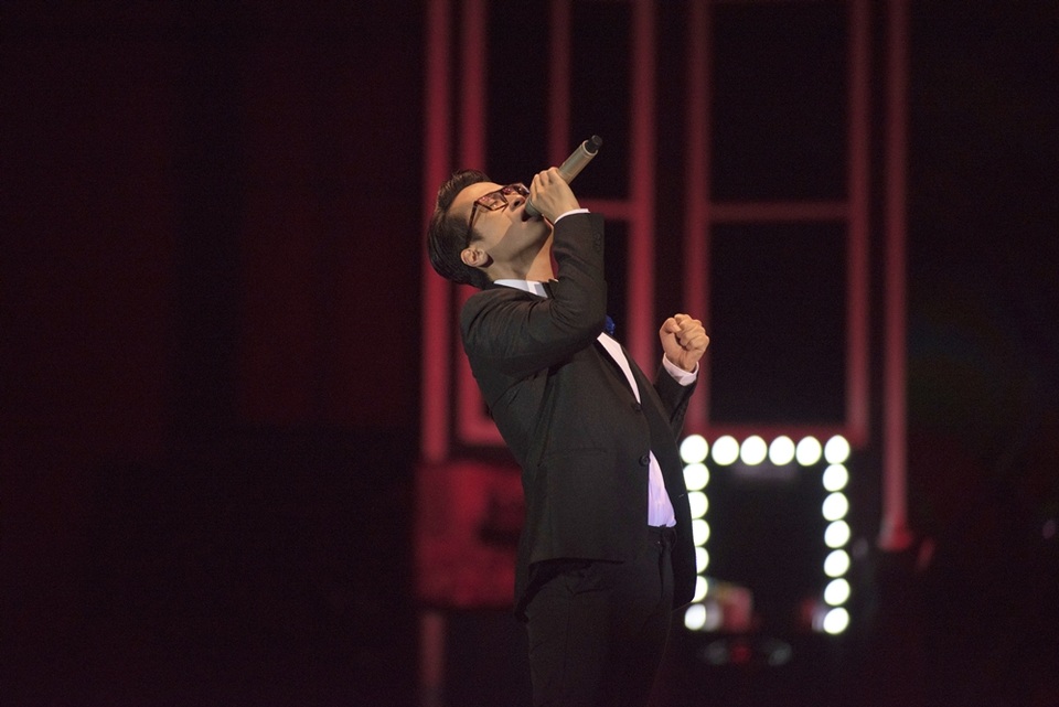 Tiếp đó, lần đầu tiên, Hà Anh Tuấn thể hiện ca khúc “Trái tim anh cũng biết đau” của Mr Siro. Giọng hát da diết cùng gương mặt biểu cảm của Hà Anh Tuấn khiến người nghe chìm đắm trong những cung bậc cảm xúc.