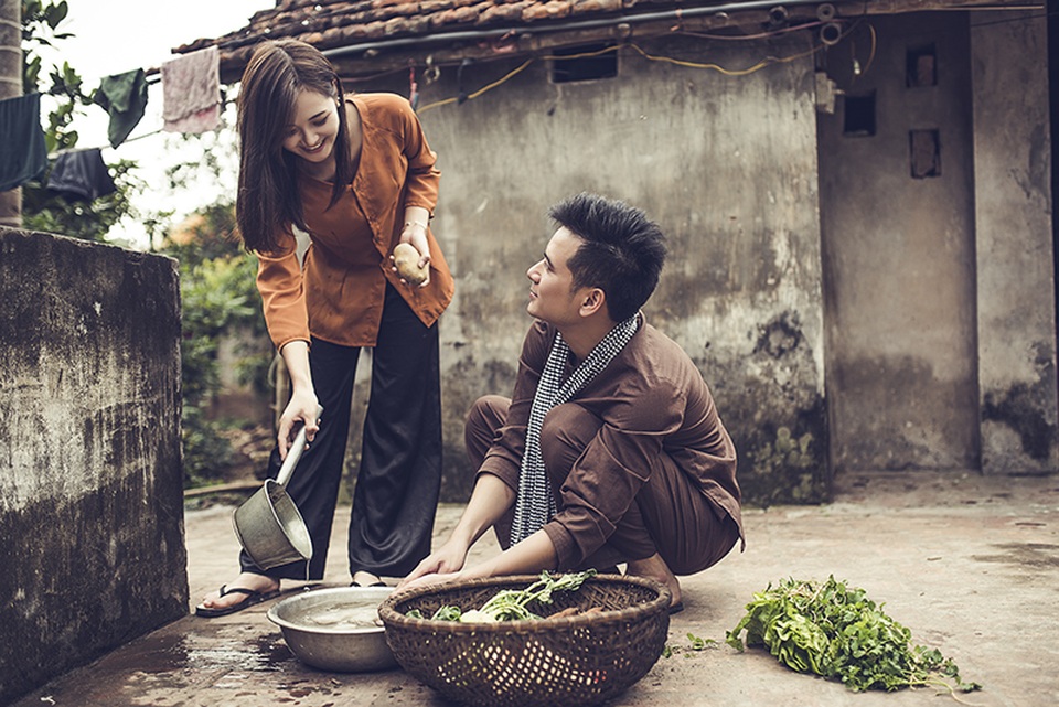 Đây là 1 trong 5 bộ ảnh cưới mà hai vợ chồng hotgirl thực hiện. Cô chụp ảnh cưới ở khá nhiều nơi, bao gồm: Hưng Yên, Mộc Châu, Hà Nội, Quảng Ninh...