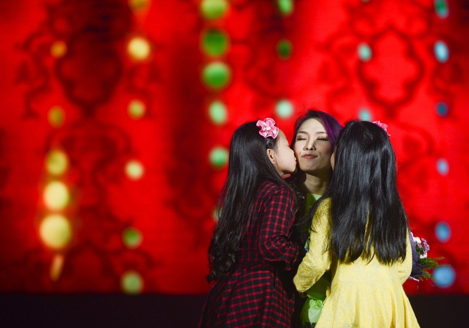 Mỹ Tâm đã không giấu được niềm hạnh phúc khi bất ngờ được hai fan nhí lên sân khấu tặng hoa khi đang giao lưu với khán giả Hà Nội.