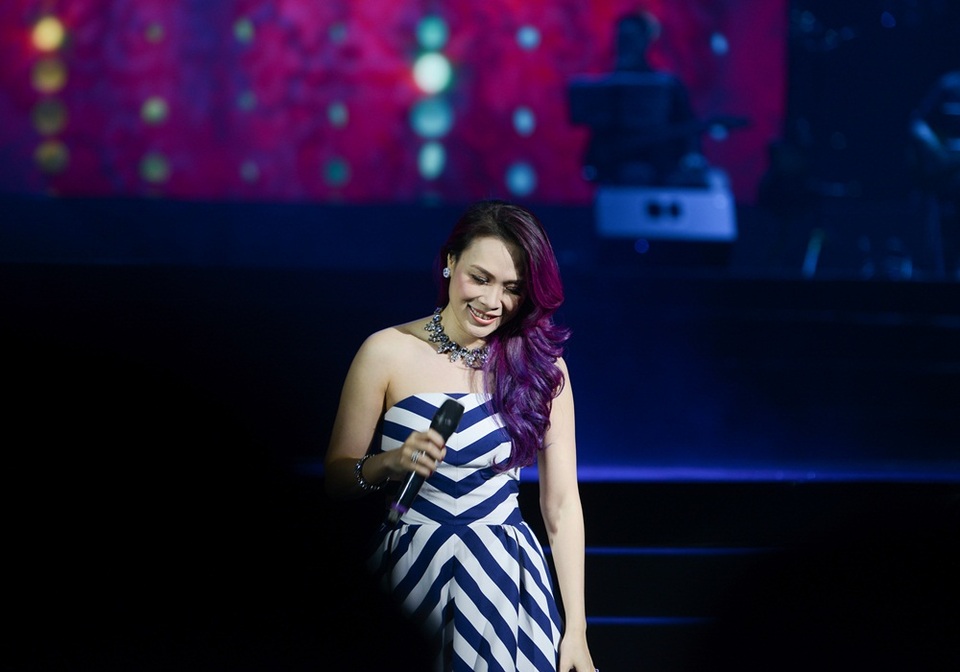 Nổi bật trong số đó là sự xuất hiện của giọng ca “Họa mi tóc nâu”. Diện đầm sọc ngang hở vai, nữ ca sĩ nhanh chóng thu hút ánh nhìn người đối diện với phong cách quyến rũ.