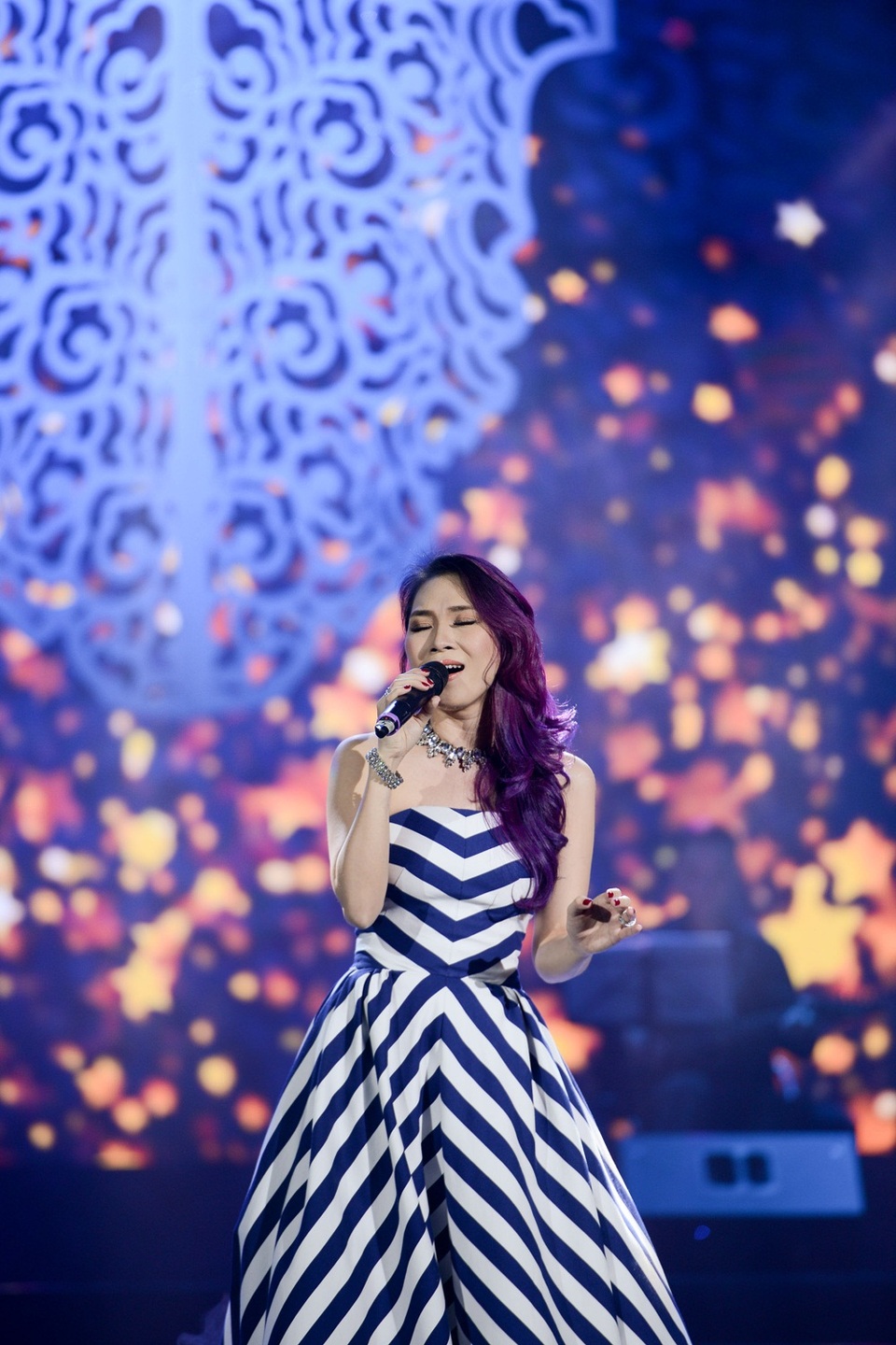 Nữ ca sĩ còn “đổi gió” với ca khúc “Cám ơn người tình”. Đây là nhạc phẩm cô từng thể hiện trong liveshow “Ô cửa màu xanh” vào đầu năm 2016 và để lại nhiều cảm xúc cho người xem.