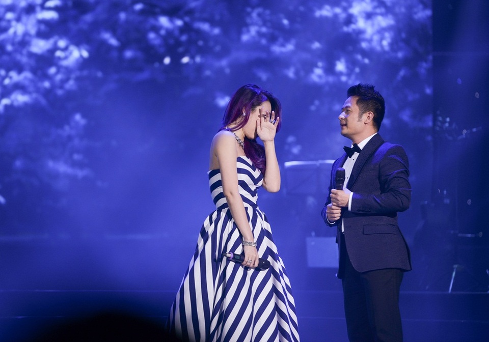 Dù từng hát chung với giọng ca hải ngoại nhiều lần trước đây, người đẹp vẫn e thẹn trước nhiều hành động ga-lăng của Bằng Kiều.