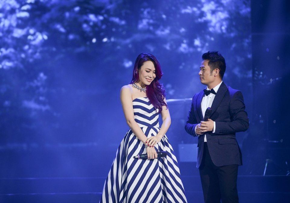 Màn song ca “tình tứ” của hai giọng ca đã nhận được những tràng vỗ tay không ngớt từ người xem.