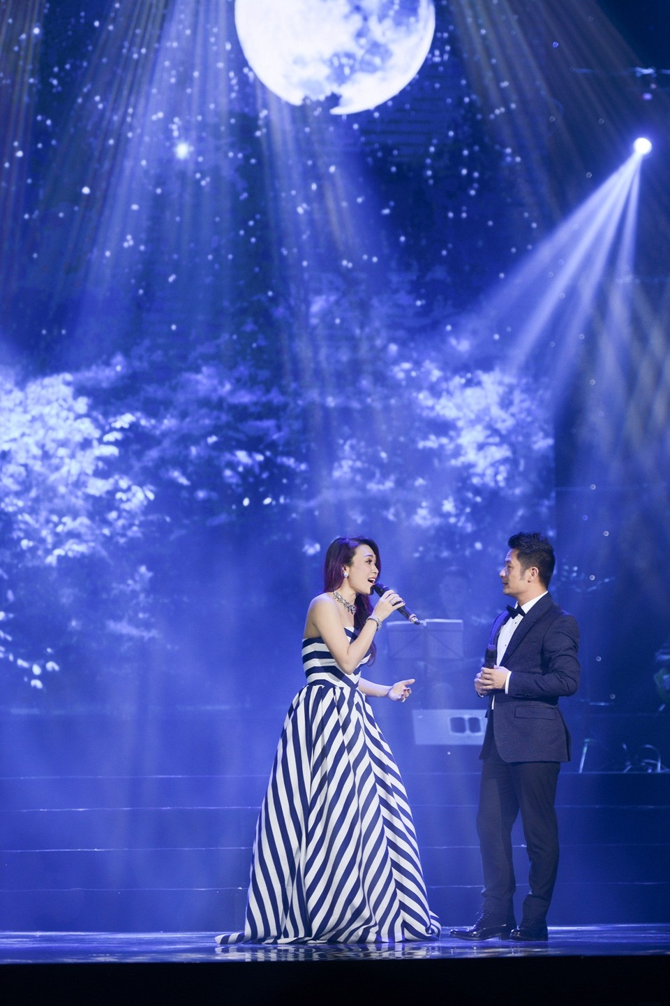 Bên cạnh những ca khúc solo, Mỹ Tâm còn làm người yêu nhạc bồi hồi khi kết hợp cùng với Bằng Kiều trong ca khúc “Nơi tình yêu bắt đầu”.