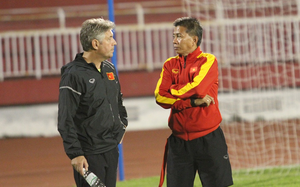 Jurgen Gede là ứng viên sáng nhất cho cương vị HLV đội tuyển quốc gia - 1 GĐKT Jurgen Gede (trái) có khả năng trở thành HLV trưởng đội tuyển quốc gia (ảnh: Trọng Vũ)