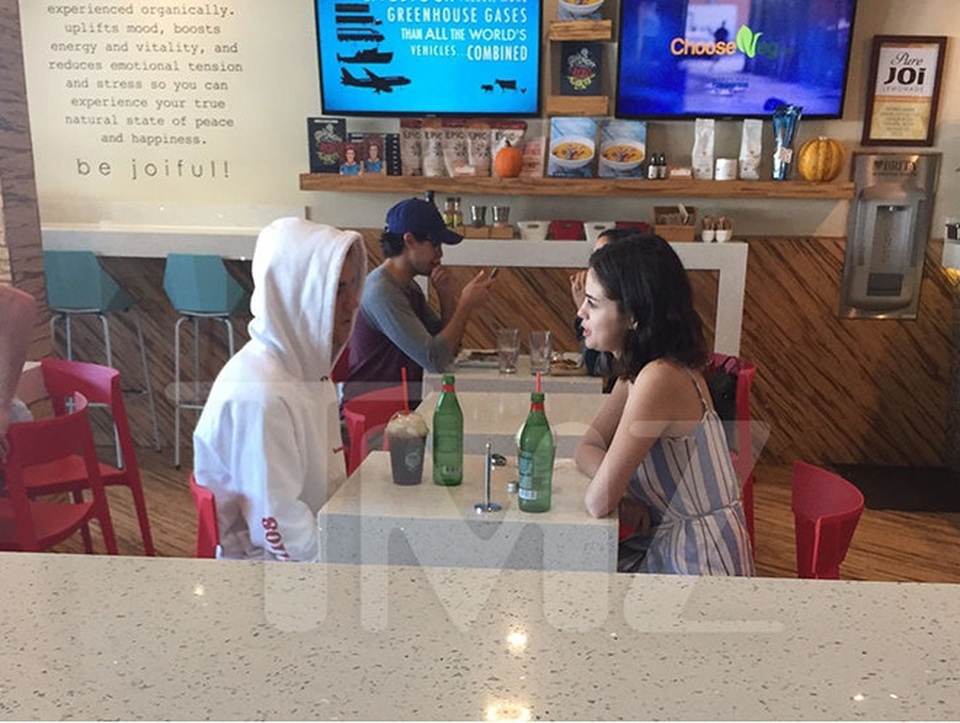 Selena Gomez chia tay The Weeknd, quay lại với Justin Bieber - 4
Selena và Justin cùng trò chuyện và ăn trưa sau khi đi nhà thờ cùng nhau, cuối tuần vừa rồi.