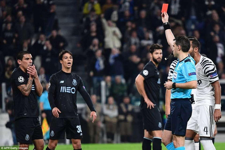 Buffon an ủi Casillas và khoảnh khắc đẹp ở đại chiến Juventus-Porto - 8
Thẻ đỏ của Pereira chính là điểm nhấn khiến Porto bất lực trong suốt trận đấu