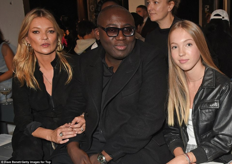 Con gái xinh đẹp 14 tuổi của siêu mẫu Kate Moss - 1
Siêu mẫu Kate Moss đưa con gái Lila Grace, 14, tuổi đi xem buổi diễn của Topshop ngày 17/9 vừa qua. Hai mẹ con ngồi cạnh TBT tạp chí Vogue Anh Edward Enninful