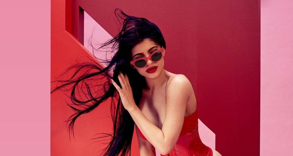 Kylie Jenner sexy trong bộ ảnh quảng cáo mới - 3
Người đẹp 19 tuổi rất thành công trong vai trò người thiết kế và kinh doanh mỹ phẩm thời gian này