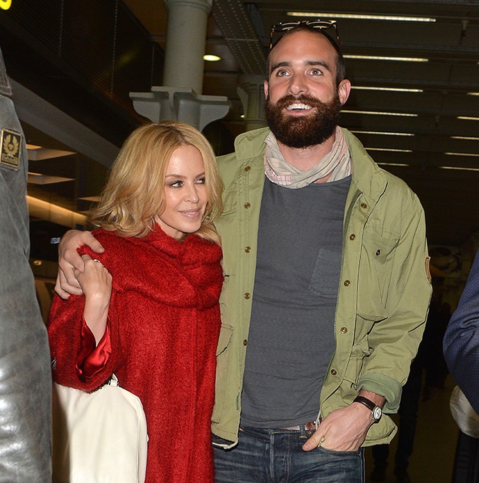 Bạn trai Kylie Minogue không đáng tin cậy - 2
Bạn bè của Kylie Minogue sau đó đã khẳng định Joshua Sasselà người không đáng tin cậy, luôn thích cùng người yêu đi dự các sự kiện thu hút sự chú ý