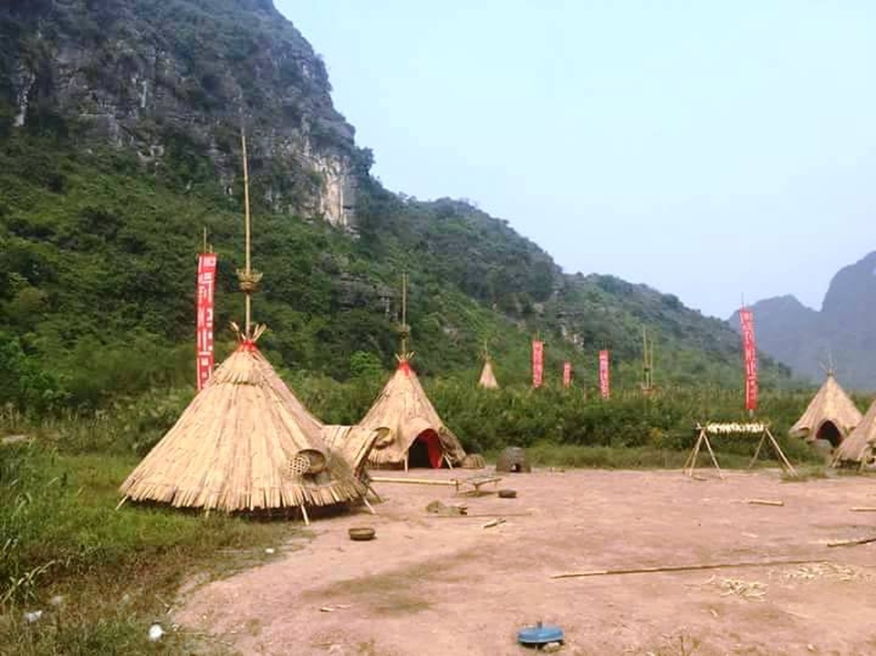 Mở cửa tham quan miễn phí phim trường Kong: Đảo đầu lâu - 3 Làng thổ dân với khoảng 40 túp lều được dụng tại khu du lịch Tràng An, xã Ninh Xuân, huyện Hoa Lư nơi đoàn phim Kong: Đảo đầu lâu dựng phim trường trước đó.