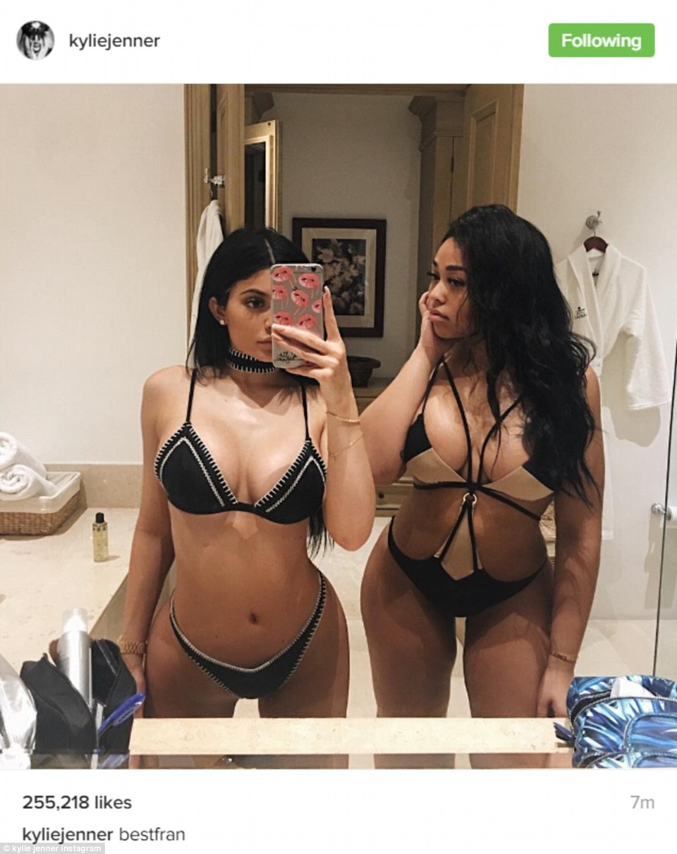 Kylie Jenner liên tục bị đồn tu sửa vòng ba - 3
Năm 2016 vừa qua, Kylie lọt Top những sao dưới 30 tuổi kinh doanh thành công nhất do tạp chí Forbes bình chọn
