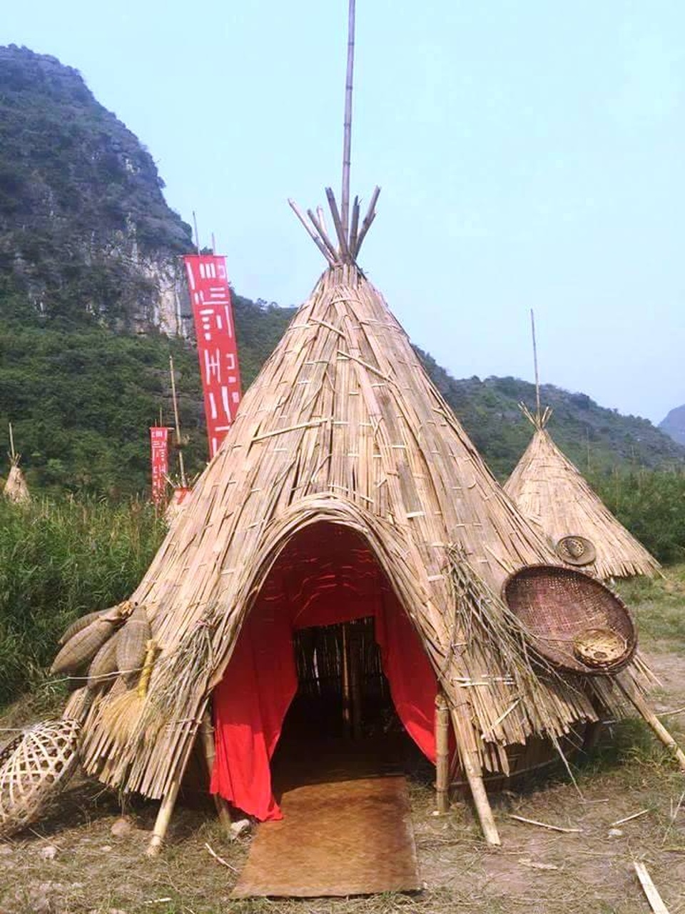 Mở cửa tham quan miễn phí phim trường Kong: Đảo đầu lâu - 2 Một túp lều chóp nhọn của Thổ dân châu Phi được dựng đầy đủ các chi tiết.