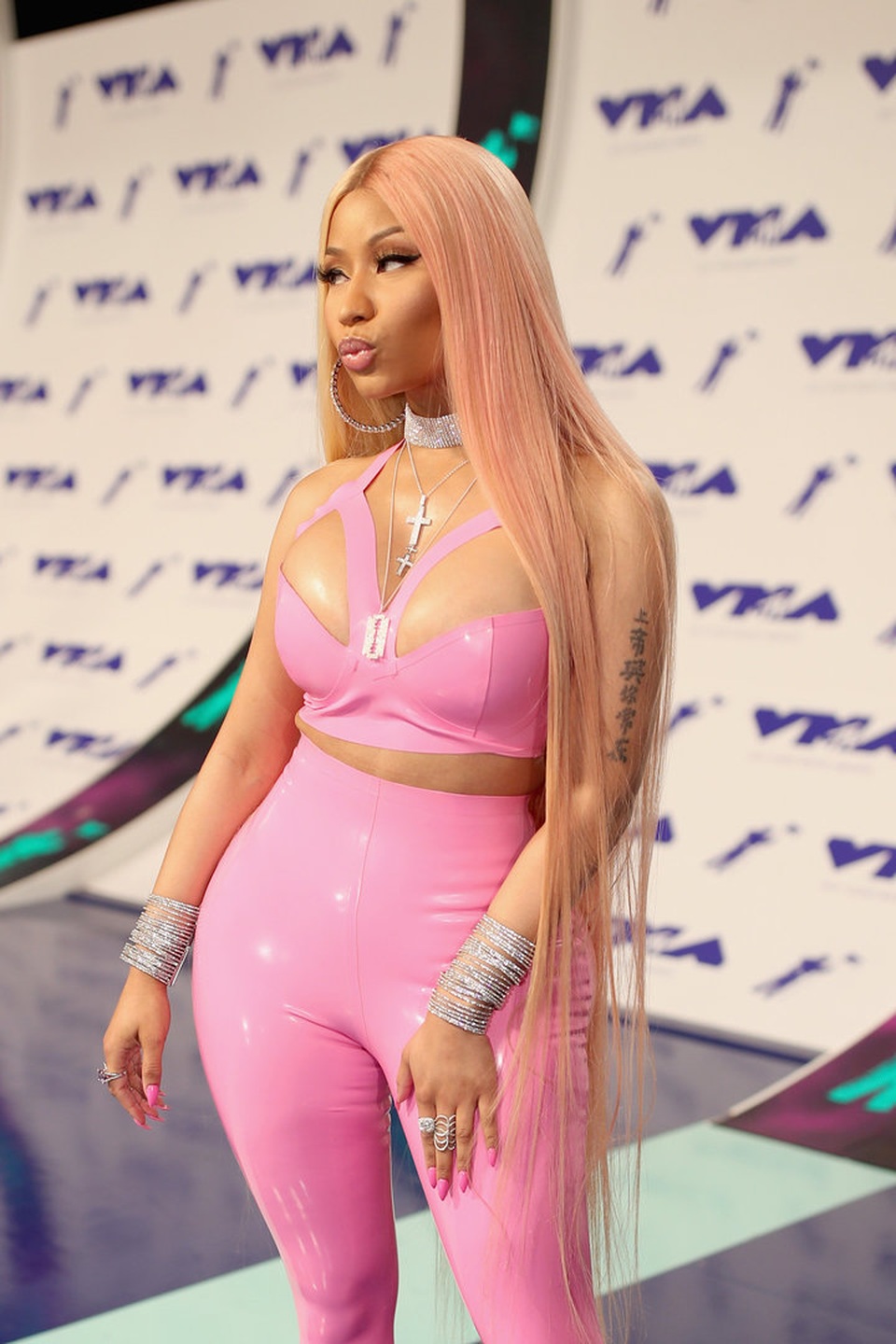 Quần áo... nhựa được lăng xê tại các tuần lễ thời trang - 13
Nicki Minaj và bộ cánh nhựa dẻo
