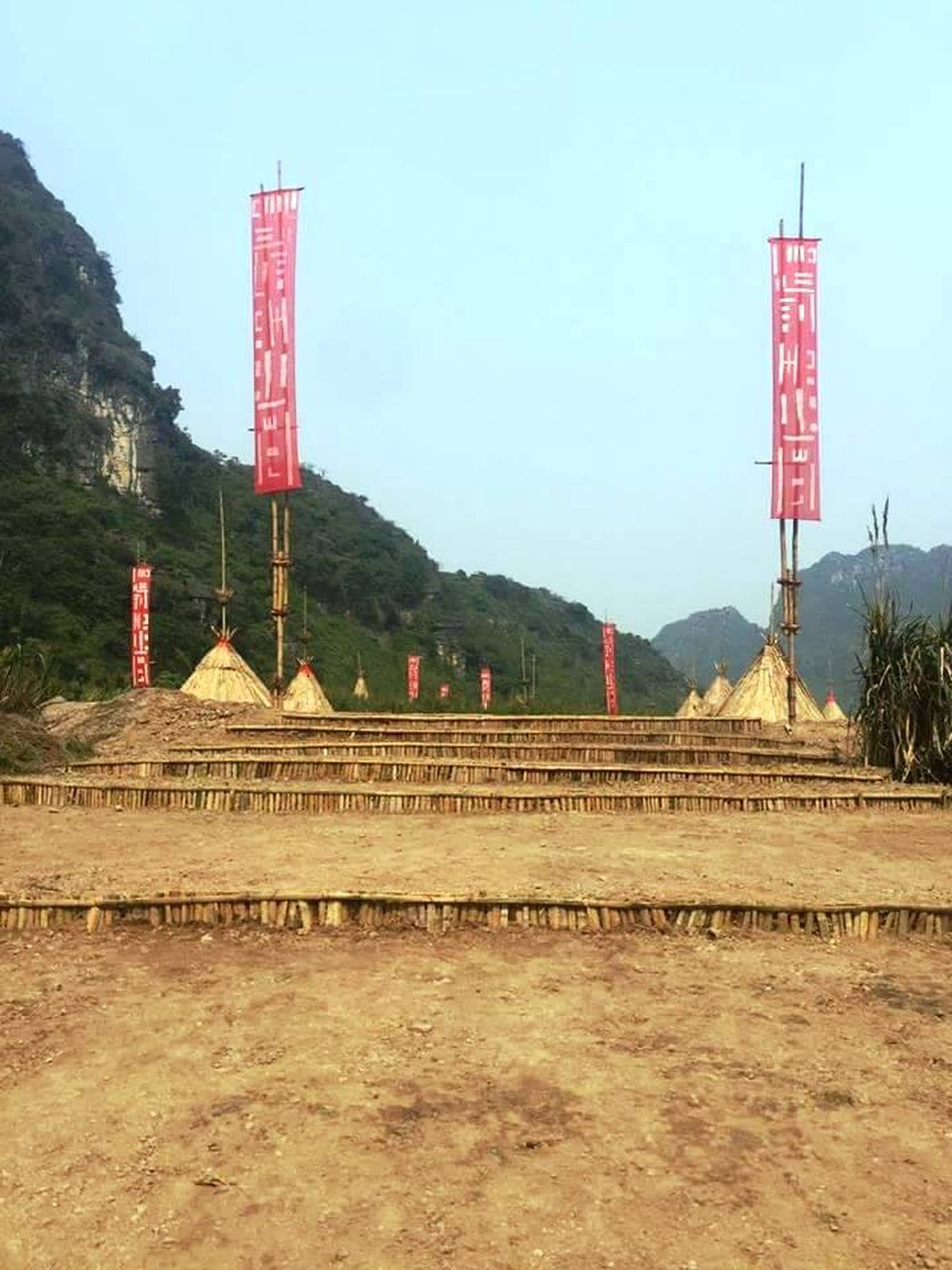 Mở cửa tham quan miễn phí phim trường Kong: Đảo đầu lâu - 4 Các vật dụng dựng làng thổ dân được làm bằng các nguyên liệu tự nhiên như: Tre, luồng, gỗ... Ngoài những túp lều còn có những không gian liên quan đến đời sống sinh hoạt của thổ dân.
