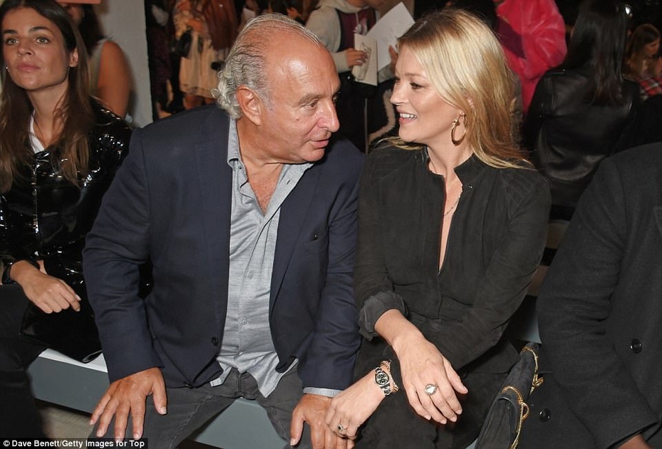 Con gái xinh đẹp 14 tuổi của siêu mẫu Kate Moss - 8
Kate trò chuyện thân mật với tỷ phú Topshop - ngài Philip Green