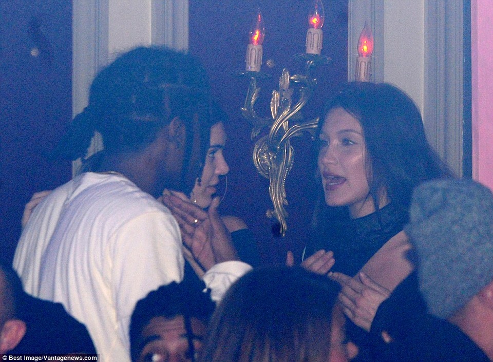 Kendall Jenner có bạn trai mới? - 6
Hai cô gái vui vẻ trò chuyện suốt buổi tối