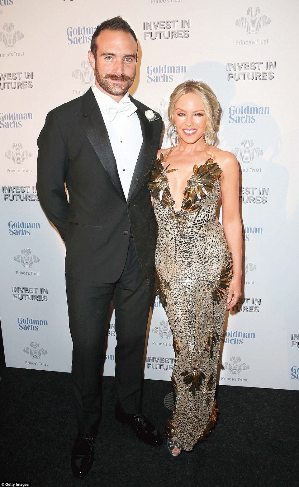 Lộ ảnh “phi công trẻ” của Kylie Minogue thân thiết với cô gái lạ - 6
Nữ ca sỹ U50 rất đau khổ khi tình yêu tan vỡ, cô đã trả lại nhẫn đính hôn cho bạn trai