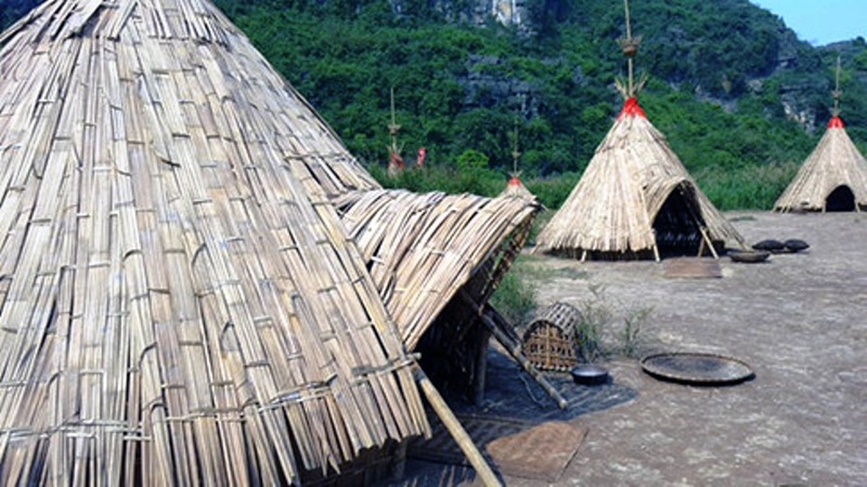 Mở cửa tham quan miễn phí phim trường Kong: Đảo đầu lâu - 5 Các túp lều nóc nhọn được làm bằng nứa bên trên được đánh dấu màu đỏ.