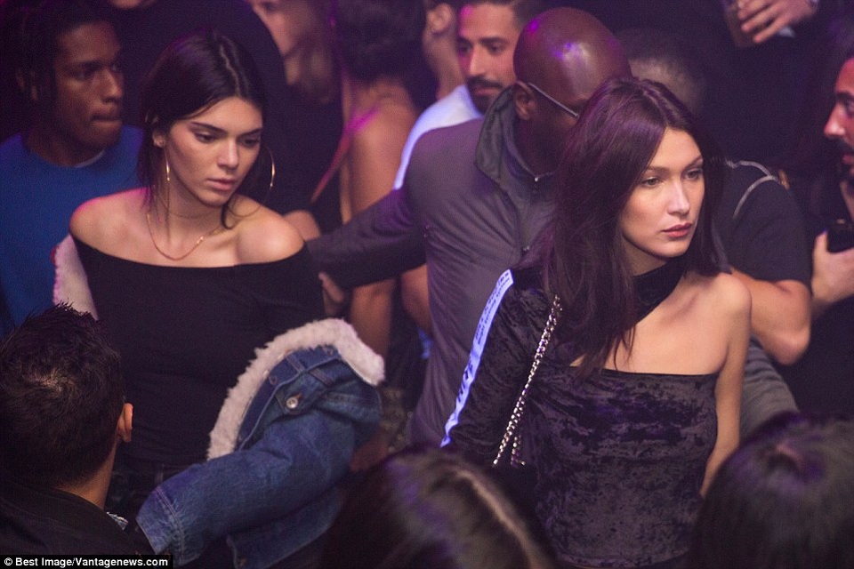 Kendall Jenner có bạn trai mới? - 7
Bella và Kendall cùng tới Pháp trình diễn tại tuần lễ thời trang Paris
