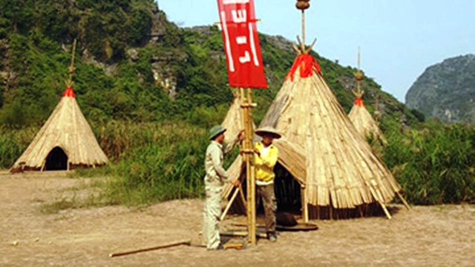 Mở cửa tham quan miễn phí phim trường Kong: Đảo đầu lâu - 8 Công nhân khu du lịch đang hoàn tất các công đoạn cuối cùng để mở cửa phim trường này vào ngày 15/4 tới.